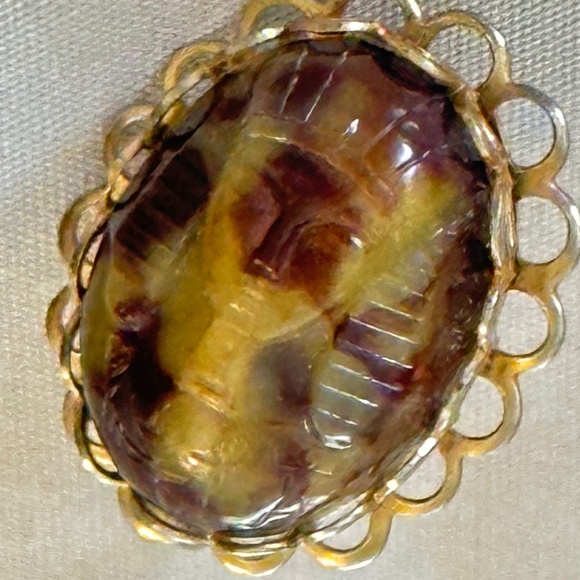 Vintage, gold tone, carved cameo of a pharaoh, clip on earrings - Picture 6 of 13